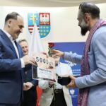 31.05.2021. Kielce. Wręczenie nagród w konkursie literackim „Tak widzę świat, tak go czuję – rok później”. Na zdjęciu (od lewej): Janusz Knap - prezes Radia Kielce, Ares Chadzinikolau - pierwsze miejsce / Wiktor Taszłow / Radio Kielce