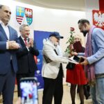 31.05.2021. Kielce. Wręczenie nagród w konkursie literackim „Tak widzę świat, tak go czuję – rok później”. Na zdjęciu (od lewej): Janusz Knap - prezes Radia Kielce, Zbigniew Koniusz - wojewoda świętokrzyski, Stanisław Nyczaj - prezes Związku Literatów Polskich, prof. Małgorzata Krzysztofik - Instytut Literaturoznawstwa i Językoznawstwa Uniwersytetu Jana Kochanowskiego w Kielcach, Ares Chadzinikolau - pierwsze miejsce / Wiktor Taszłow / Radio Kielce