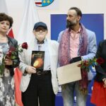 31.05.2021. Kielce. Wręczenie nagród w konkursie literackim „Tak widzę świat, tak go czuję – rok później”. Na zdjęciu (od lewej): Iryna Ostrovska - trzecie miejsce, Stanisław Nyczaj - prezes Związku Literatów Polskich, Ares Chadzinikolau - pierwsze miejsce, prof. Małgorzata Krzysztofik - Instytut Literaturoznawstwa i Językoznawstwa Uniwersytetu Jana Kochanowskiego w Kielcach / Wiktor Taszłow / Radio Kielce