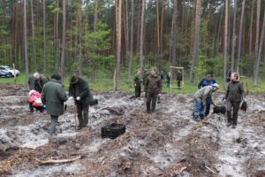 19.05.2021. Suków-Papiernia. Gospodarstwo Nasienno-Szkółkarskie. Akcji "Łączą nas drzewa" / Starostwo Powiatowe w Kielcach