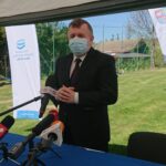 11.05.2021 Ostrowiec Świętokrzyski. Podpisanie umowy na budowę polderów przeciwpowodziowych na rzece Modle. Na zdjęciu Jerzy Murzyn - wójt Bodzechowa / Emilia Sitarska / Radio Kielce