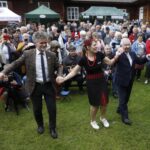 23.05.2021 Tokarnia. Park etnograficzny. V Świętokrzyski Festiwal Smaków. Tańczą senator Krzysztof Słoń i poseł Krzysztof Lipiec / Jarosław Kubalski / Radio Kielce