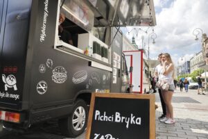 21.05.2021 Kielce. Food trucki na ulicy Sienkiewicza / Jarosław Kubalski / Radio Kielce