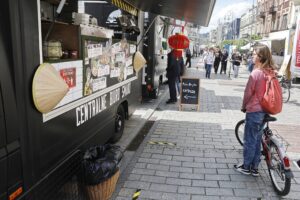 21.05.2021 Kielce. Food trucki na ulicy Sienkiewicza / Jarosław Kubalski / Radio Kielce