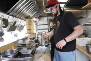 21.05.2021 Kielce. Food trucki na ulicy Sienkiewicza / Jarosław Kubalski / Radio Kielce