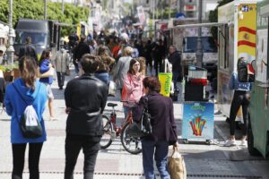 21.05.2021 Kielce. Food trucki na ulicy Sienkiewicza / Jarosław Kubalski / Radio Kielce