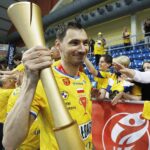 30.05.2021. Kalisz. Finał Pucharu Polski. Łomża Vive Kielce - Grupa Azoty SPR Tarnów. Na zdjęciu (z pucharem): Krzysztof Lijewski / Jarosław Kubalski / Radio Kielce