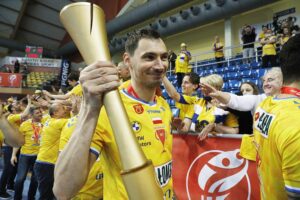 30.05.2021. Kalisz. Finał Pucharu Polski. Łomża Vive Kielce - Grupa Azoty SPR Tarnów. Na zdjęciu (z pucharem): Krzysztof Lijewski / Jarosław Kubalski / Radio Kielce