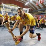 30.05.2021. Kalisz. Finał Pucharu Polski. Łomża Vive Kielce - Grupa Azoty SPR Tarnów. Na zdjęciu (z pucharem): Krzysztof Lijewski / Jarosław Kubalski / Radio Kielce