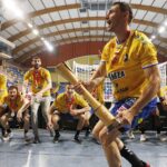 30.05.2021. Kalisz. Finał Pucharu Polski. Łomża Vive Kielce - Grupa Azoty SPR Tarnów. Na zdjęciu (z pucharem): Krzysztof Lijewski / Jarosław Kubalski / Radio Kielce