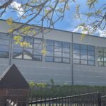 23.05.2021 Kielce. Miejsce partyzanckiej akcji dawniej i dziś. Hala sportowa III Liceum Ogólnokształcącego im. Norwida / Dionizy Krawczyński / Radio Kielce