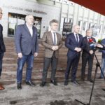 19.05.2021 Kielce. Konferencja przed ŚUW na temat projektu filmu dokumentalnego o żołnierzach, którzy z Kielc poszli na Westerplatte. Na zdjęciu od lewej: Krzysztof Pęczalski - TVP3 Kielce, Przemysław Predygier - dyrektor TVP3 Kielce, Krzysztof Słoń - senator PiS, Rafał Nowak - wicewojewoda, Krzysztof Bracha -  ‎Instytut Historii UJK i Sławomir Mazur - TVP3 Kielce / Jarosław Kubalski / Radio Kielce