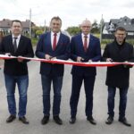 20.05.2021 Domaszowice, Wola Kopcowa. Otwarcie wyremontowanego odcinka drogi powiatowej. Na zdjęciu od lewej: Grzegorz Piwko - dyrektor PUP w Kielcach, Cezary Majcher - członek Zarządu Powiatu w Kielcach, Mirosław Gębski - starosta, Tomasz Lato - wójt gminy Masłów i Robert Kaszuba - wiceprzewodniczący Rady Powiatu w Kielcach / Jarosław Kubalski / Radio Kielce