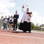 21.05.2021 Kielce. Otwarcie kompleksu boisk przy SP 25. Poświęcenia dokonał ks. Bogdan Pękacki / Jarosław Kubalski / Radio Kielce