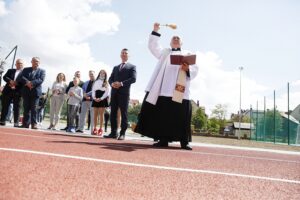 21.05.2021 Kielce. Otwarcie kompleksu boisk przy SP 25. Poświęcenia dokonał ks. Bogdan Pękacki / Jarosław Kubalski / Radio Kielce