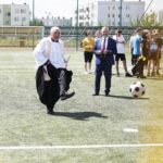 21.05.2021 Kielce. Otwarcie kompleksu boisk przy SP 25. Ks. Bogdan Pękacki, kurator Kazimierz Mądzik i zastępca prezydenta Kielc Marcin Chłodnicki / Jarosław Kubalski / Radio Kielce