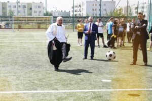 21.05.2021 Kielce. Otwarcie kompleksu boisk przy SP 25. Ks. Bogdan Pękacki, kurator Kazimierz Mądzik i zastępca prezydenta Kielc Marcin Chłodnicki / Jarosław Kubalski / Radio Kielce