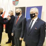 21.05.2021 Kielce. ŚUW. Wręczenie medali "Zasłużony dla obronności kraju". Na zdjęciu od lewej: senator Jarosław Rusiecki, ks. kanonik kpt. Stanisław Kondrak, wojewoda Zbigniew Koniusz i marszałek Andrzej Bętkowski / Jarosław Kubalski / Radio Kielce