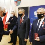 21.05.2021 Kielce. ŚUW. Wręczenie medali "Zasłużony dla obronności kraju". Na zdjęciu od lewej: senator Jarosław Rusiecki, ks. kanonik kpt. Stanisław Kondrak, wojewoda Zbigniew Koniusz i marszałek Andrzej Bętkowski / Jarosław Kubalski / Radio Kielce
