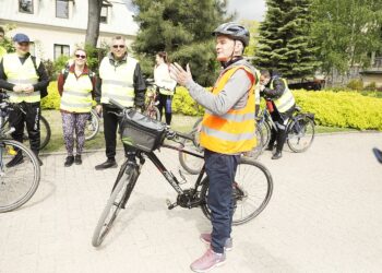 22.05.2021 Kielce. Majówka rowerowa z biskupem. Wyjazd spod katedry. Na zdjęciu biskup Marian Florczyk / Jarosław Kubalski / Radio Kielce