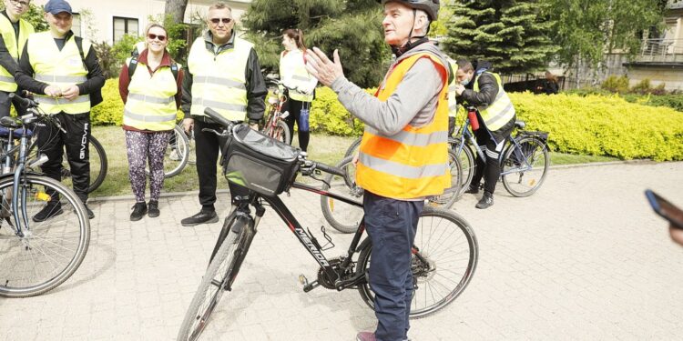 22.05.2021 Kielce. Majówka rowerowa z biskupem. Wyjazd spod katedry. Na zdjęciu biskup Marian Florczyk / Jarosław Kubalski / Radio Kielce