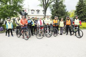 22.05.2021 Kielce. Majówka rowerowa z biskupem. Wyjazd spod katedry / Jarosław Kubalski / Radio Kielce