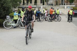 22.05.2021 Kielce. Majówka rowerowa z biskupem. Wyjazd spod katedry / Jarosław Kubalski / Radio Kielce