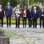 23.05.2021 Kielce. Parlamentarzyści Prawa i Sprawiedliwości złożyli kwiaty pod pomnikiem Wincentego Witosa. Na zdjęciu od lewej: przewodniczący sejmiku Andrzej Pruś, marszałek Andrzej Bętkowski, wicemarszałek Senatu Marek Pęk, wicemarszałek Sejmu Ryszard Terlecki, wiceminister rolnictwa Anna Gembicka, wojewoda Zbigniew Koniusz, poseł Krzysztof Lipiec, poseł Marek Kwitek i senator Krzysztof Słoń / Jarosław Kubalski / Radio Kielce