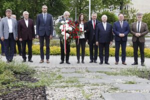 23.05.2021 Kielce. Parlamentarzyści Prawa i Sprawiedliwości złożyli kwiaty pod pomnikiem Wincentego Witosa. Na zdjęciu od lewej: przewodniczący sejmiku Andrzej Pruś, marszałek Andrzej Bętkowski, wicemarszałek Senatu Marek Pęk, wicemarszałek Sejmu Ryszard Terlecki, wiceminister rolnictwa Anna Gembicka, wojewoda Zbigniew Koniusz, poseł Krzysztof Lipiec, poseł Marek Kwitek i senator Krzysztof Słoń / Jarosław Kubalski / Radio Kielce