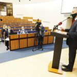 24.05.2021 Kielce. ŚUW. Podpisanie umowy z samorządami na dofinansowanie z programu Maluch plus. Wojewoda Zbigniew Koniusz / Jarosław Kubalski / Radio Kielce