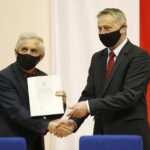 24.05.2021 Kielce. ŚUW. Podpisanie umowy z samorządami na dofinansowanie z programu Maluch plus. Burmistrz Kazimierzy Wielkiej Adam Bodzioch i wojewoda Zbigniew Koniusz / Jarosław Kubalski / Radio Kielce