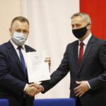 24.05.2021 Kielce. ŚUW. Podpisanie umowy z samorządami na dofinansowanie z programu Maluch plus. Burmistrz Chęcin Robert Jaworski i wojewoda Zbigniew Koniusz / Jarosław Kubalski / Radio Kielce