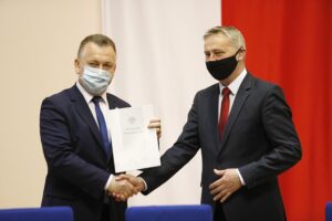 24.05.2021 Kielce. ŚUW. Podpisanie umowy z samorządami na dofinansowanie z programu Maluch plus. Burmistrz Chęcin Robert Jaworski i wojewoda Zbigniew Koniusz / Jarosław Kubalski / Radio Kielce