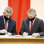 24.05.2021 Kielce. ŚUW. Podpisanie umowy z samorządami na dofinansowanie z programu Maluch plus. Burmistrz Daleszyc Dariusz Meresiński i wojewoda Zbigniew Koniusz / Jarosław Kubalski / Radio Kielce