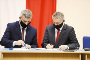 24.05.2021 Kielce. ŚUW. Podpisanie umowy z samorządami na dofinansowanie z programu Maluch plus. Burmistrz Daleszyc Dariusz Meresiński i wojewoda Zbigniew Koniusz / Jarosław Kubalski / Radio Kielce