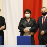 27.05.2021 Kielce. ŚUW. Podpisanie umów w ramach Rządowego Funduszu Rozwoju Dróg, Na zdjęciu od lewej: wicestarosta ostrowiecki Andrzej Jabłoński, starosta ostrowiecki Marzena Dębniak i wojewoda Zbigniew Koniusz / Jarosław Kubalski / Radio Kielce