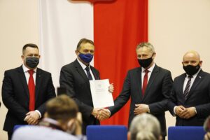 27.05.2021 Kielce. ŚUW. Podpisanie umów w ramach Rządowego Funduszu Rozwoju Dróg. Na zdjęciu od lewej: Cezary Majcher - Członek Zarządu Powiatu Kieleckiego, Mirosław Gębski - starosta kielecki. Zbigniew Koniusz - wojewoda i Mariusz Gosek - poseł / Jarosław Kubalski / Radio Kielce