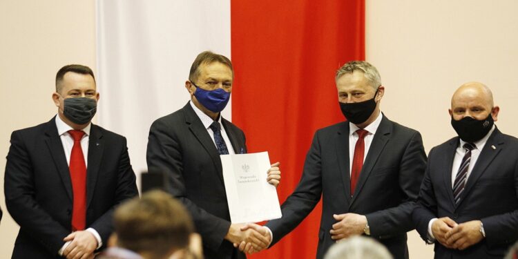 27.05.2021 Kielce. ŚUW. Podpisanie umów w ramach Rządowego Funduszu Rozwoju Dróg. Na zdjęciu od lewej: Cezary Majcher - Członek Zarządu Powiatu Kieleckiego, Mirosław Gębski - starosta kielecki. Zbigniew Koniusz - wojewoda i Mariusz Gosek - poseł / Jarosław Kubalski / Radio Kielce