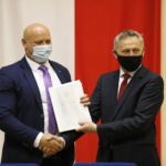 27.05.2021 Kielce. ŚUW. Podpisanie umów w ramach Rządowego Funduszu Rozwoju Dróg. Na zdjęciu od lewej: Damian Szpak - wójt Rakowa i Zbigniew Koniusz - wojewoda / Jarosław Kubalski / Radio Kielce