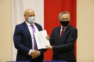 27.05.2021 Kielce. ŚUW. Podpisanie umów w ramach Rządowego Funduszu Rozwoju Dróg. Na zdjęciu od lewej: Damian Szpak - wójt Rakowa i Zbigniew Koniusz - wojewoda / Jarosław Kubalski / Radio Kielce