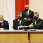 27.05.2021 Kielce. ŚUW. Podpisanie umów w ramach Rządowego Funduszu Rozwoju Dróg. Na zdjęciu od lewej: Wiesław Skowron - wicestarosta konecki, Grzegorz Piec - starosta konecki, Mariusz Gosek - poseł i Zbigniew Koniusz - wojewoda / Jarosław Kubalski / Radio Kielce