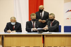 27.05.2021 Kielce. ŚUW. Podpisanie umów w ramach Rządowego Funduszu Rozwoju Dróg. Na zdjęciu od lewej: Wiesław Skowron - wicestarosta konecki, Grzegorz Piec - starosta konecki, Mariusz Gosek - poseł i Zbigniew Koniusz - wojewoda / Jarosław Kubalski / Radio Kielce