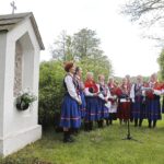 31.05.2021 Ciekoty. Nabożeństwo Majowe przy kapliczce. Majówka. Zespół Pieśni i Tańca „Ciekoty” i KGW Brzezinianki / Jarosław Kubalski / Radio Kielce