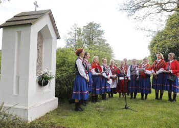 31.05.2021 Ciekoty. Nabożeństwo Majowe przy kapliczce. Majówka. Zespół Pieśni i Tańca „Ciekoty” i KGW Brzezinianki / Jarosław Kubalski / Radio Kielce