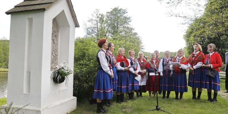 31.05.2021 Ciekoty. Nabożeństwo Majowe przy kapliczce. Majówka. Zespół Pieśni i Tańca „Ciekoty” i KGW Brzezinianki / Jarosław Kubalski / Radio Kielce