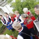31.05.2021 Ciekoty. Nabożeństwo Majowe przy kapliczce. Majówka. Zespół Pieśni i Tańca „Ciekoty” i KGW Brzezinianki / Jarosław Kubalski / Radio Kielce