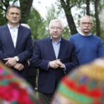 31.05.2021 Ciekoty. Nabożeństwo Majowe przy kapliczce. Majówka. Na zdjęciu od lewej: Miroslaw Gębski - starosta kielecki, Krzysztof Lipiec - poseł i Tomasz Lato - wójt gminy Masłów / Jarosław Kubalski / Radio Kielce