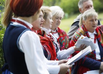 Zespół Pieśni i Tańca „Ciekoty” i KGW Brzezinianki / Jarosław Kubalski / Radio Kielce