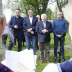 31.05.2021 Ciekoty. Nabożeństwo Majowe przy kapliczce. Majówka. Na zdjęciu od lewej: Wojciech Purtak - dyrektor Centrum Edukacji i Kultury "Szklany Dom",  Miroslaw Gębski - starosta kielecki, Krzysztof Lipiec - poseł i Tomasz Lato - wójt gminy Masłów / Jarosław Kubalski / Radio Kielce