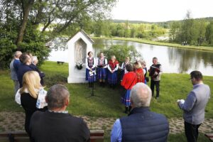 31.05.2021 Ciekoty. Nabożeństwo Majowe przy kapliczce. Majówka / Jarosław Kubalski / Radio Kielce